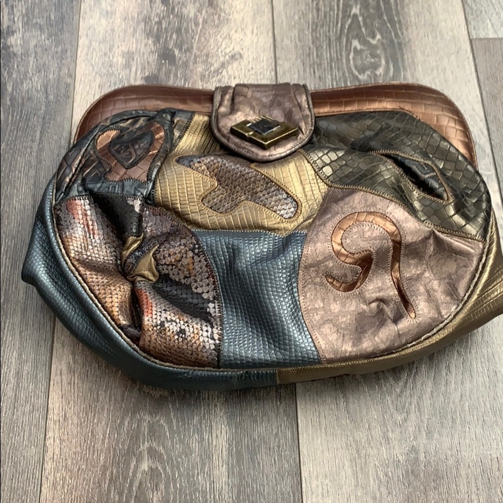 Sharif Shoulder Handbag to Clutch Handbag